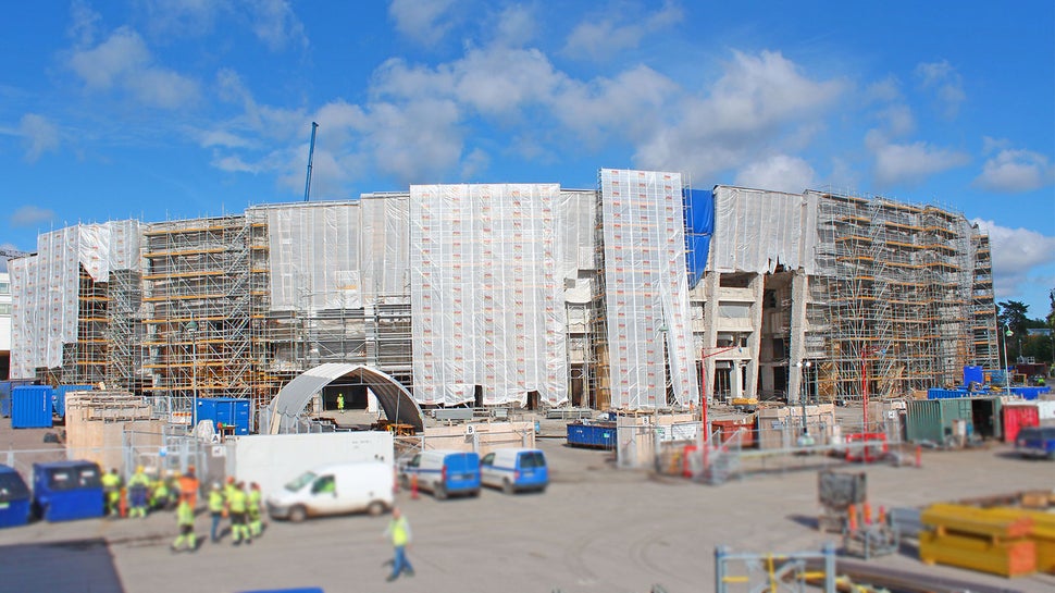 Olympiastadionin peruskorjaus- ja laajennustyömaan teline- että sääsuojarakenteet olivat poikkeuksellisen vaativia. Haasteista on selvitty PERI Suomen, ResMarinen, pääurakoitsija Skanskan ja rakennesuunnittelija Swecon hyvällä yhteistyöllä.