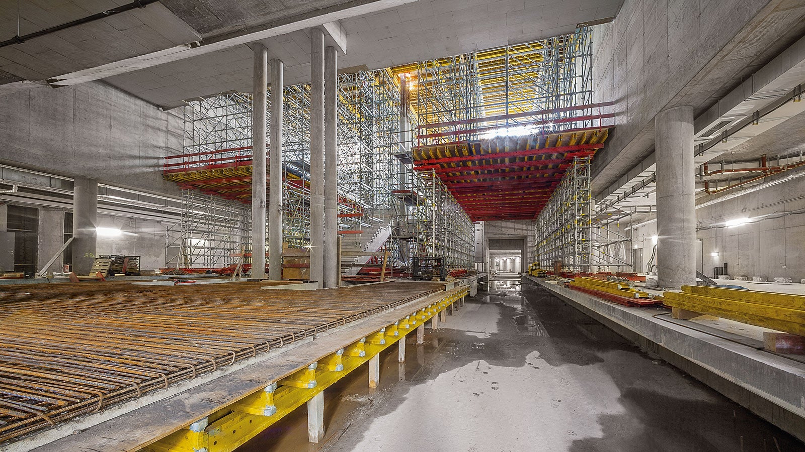 Schela modulară extrem de flexibilă PERI UP s-a adaptat optim la sarcinile ce trebuiau transferate mulțumită dimensiunilor metrice la pas de 25 cm. Combinarea acesteia cu alte componente de sistem disponibile la închiriere a asigurat îndeplinirea rentabilă a tuturor cerințelor proiectului. 