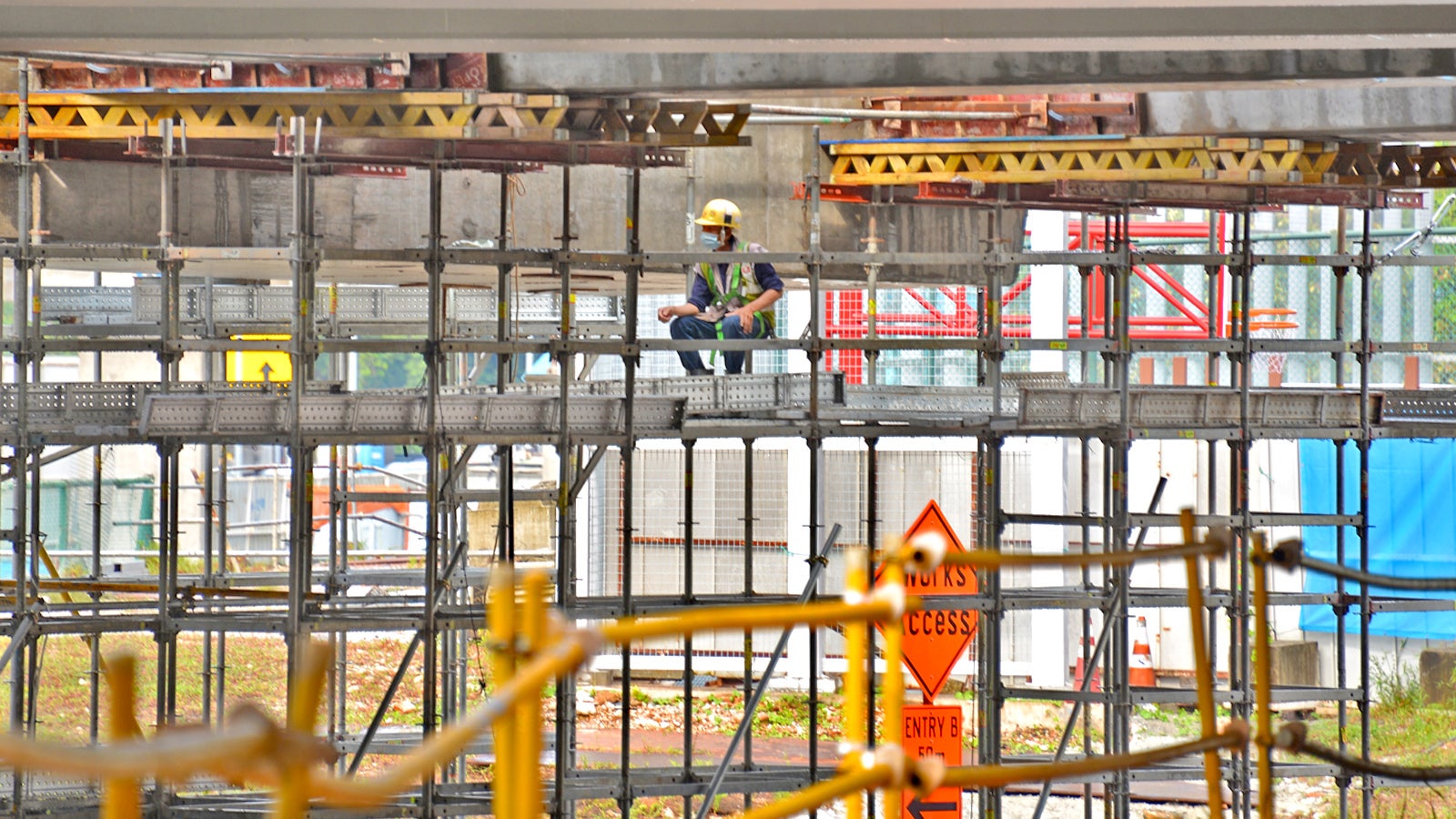 PERI UP Flex Shoring towers provide a stable base for MULTIFLEX slab formwork