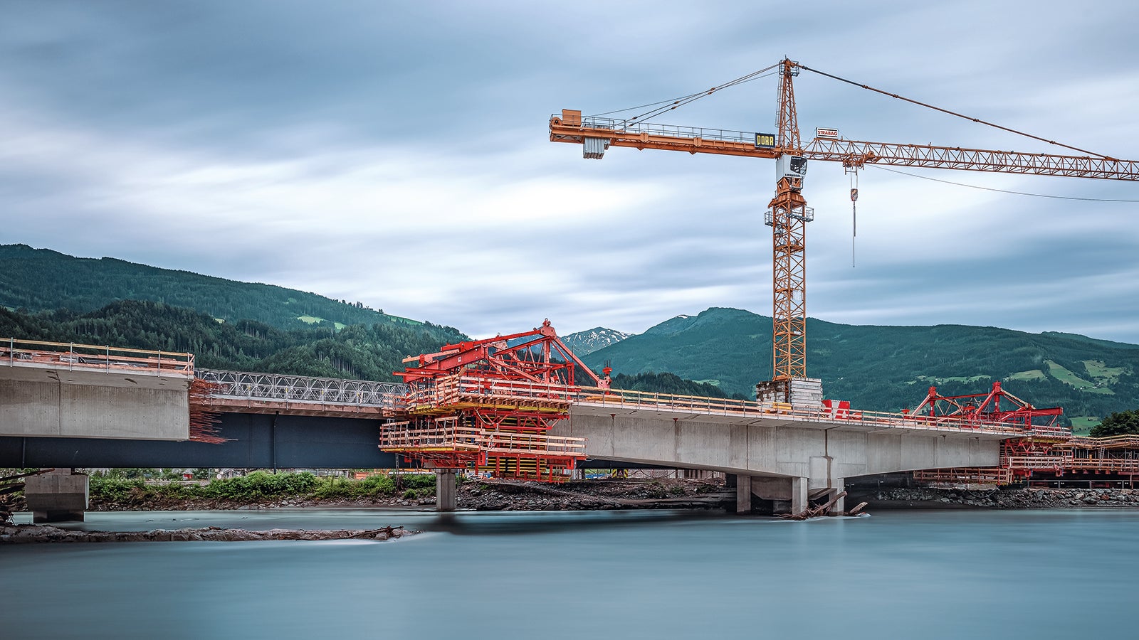 The Terfener Innbrücke, which measures roughly 235 m in length, is situated on the A12 motorway in the Inntal valley in Tyrol.<br/>(Copyright: Günther Bayerl)