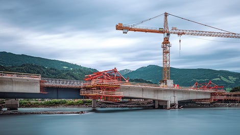 The Terfener Innbrücke, which measures roughly 235 m in length, is situated on the A12 motorway in the Inntal valley in Tyrol.<br/>(Copyright: Günther Bayerl)