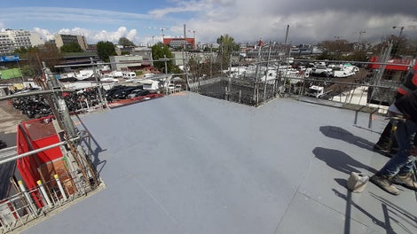Les panneaux PERI Panel en place sur un chantier : le PERI Panel peut être facilement découpé pour s’adapter aux dimensions voulues sur le chantier.<br/>(Photo : PERI France)<br/>