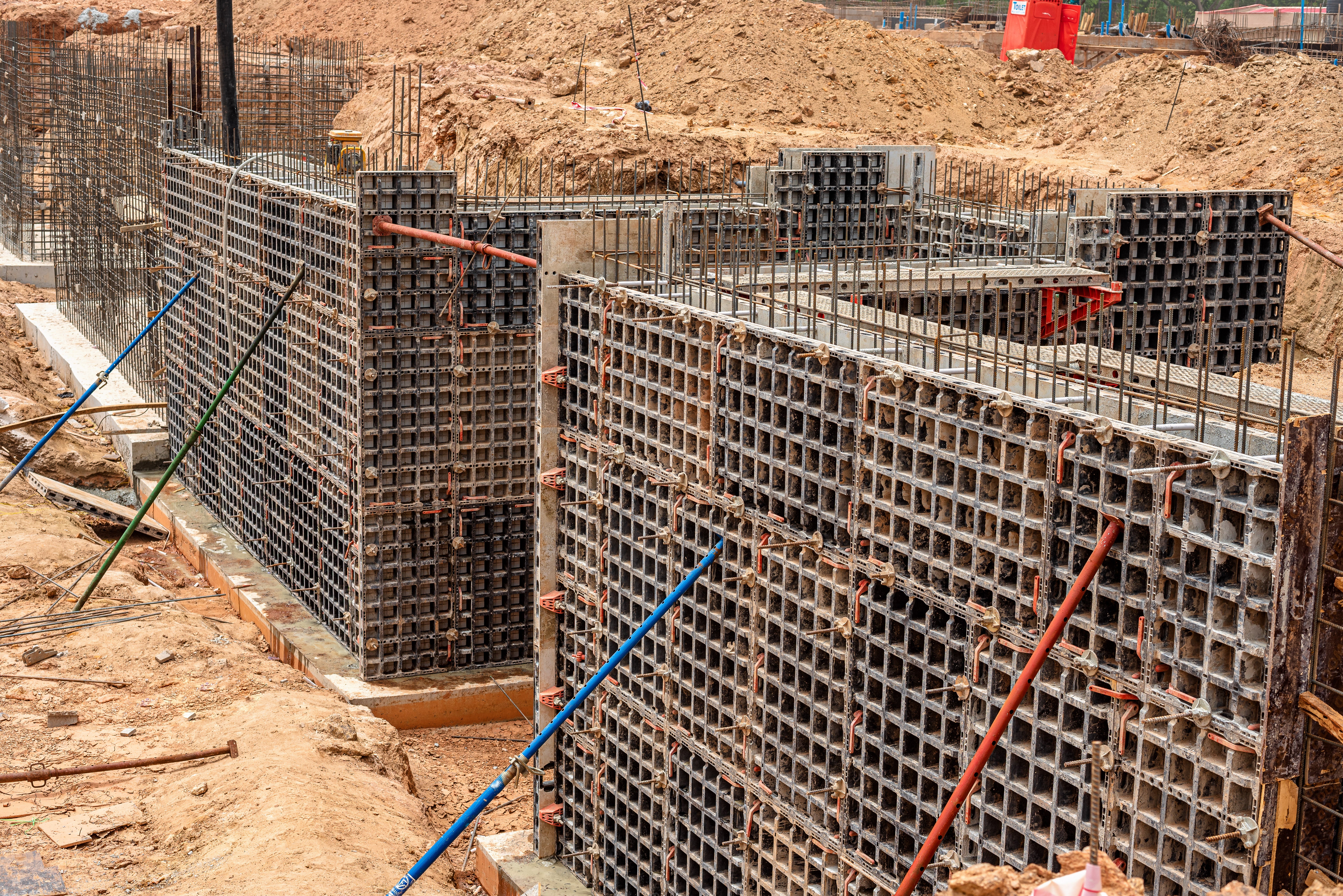 For a residential project, columns, lift walls, and retaining walls were built using the PERI DUO System. <br/><br/>The residential project featured two-story luxury homes with basements and additional facilities, enclosed by walls of 230mm in thickness and 3 meters in height. 