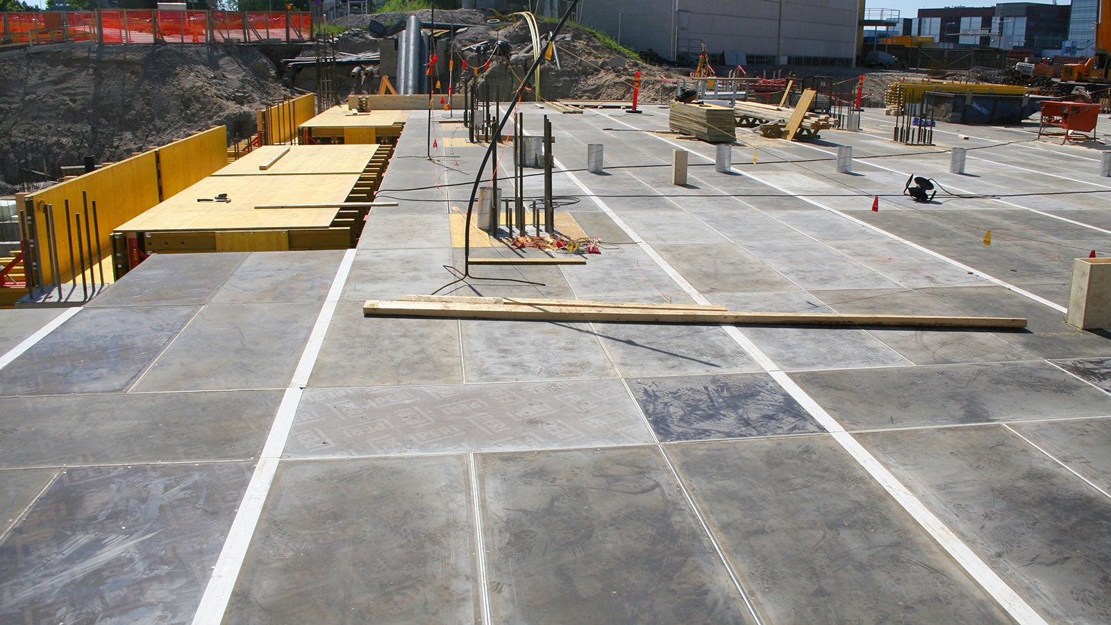 SKYDECK-holvikaseteista jää siisti kuvio betonipintaan.