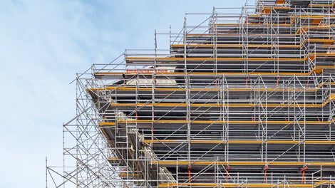 Together with the site managers, PERI engineers developed a formwork solution based on VARIO GT 24 girder wall formwork combined with VARIOKIT system components. The PERI UP Flex scaffolding system provided support as shoring and stair access.
