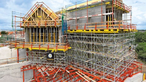 由VARIOKIT工程套件搭建成的承重结构，支撑了PERI UP承重支架系统；调节重力螺杆，可让整套系统最佳适应带倾角的地面。<br/><br/>