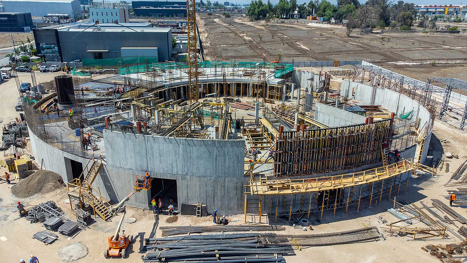 El proyecto consiste en el edificio corporativo y de producción de Floramatic, empresa que se especializa en la fabricación y distribución de sabores, fragancias y colores para las industrias de alimentos