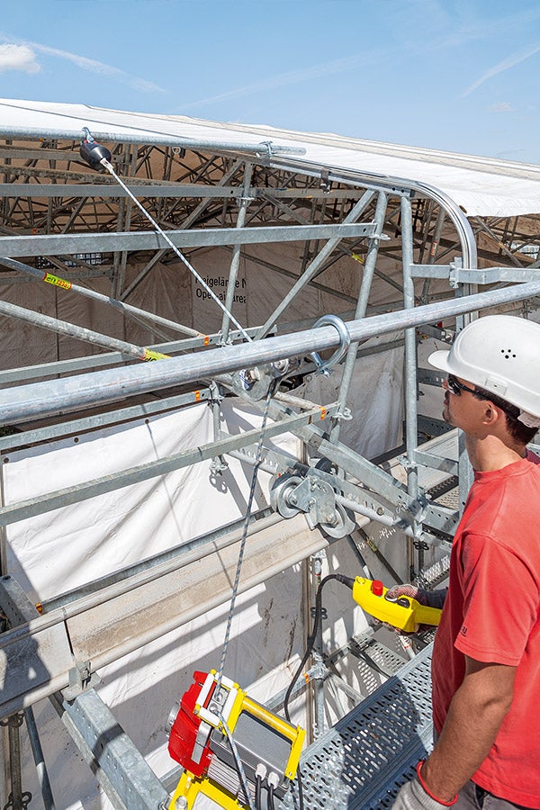 Fast and smooth retraction of the Keder sheeting without any effort – this is being presented by PERI at bauma 2016.