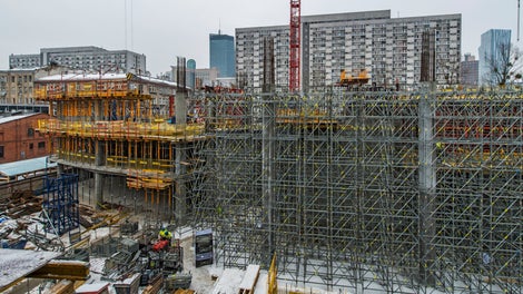 Na pierwszym planie widać rusztowanie PERI UP Flex tworzące przestrzenną konstrukcje podporową o maksymalnej elastyczności. Fot. arch. Golub Gethouse sp. z o.o.