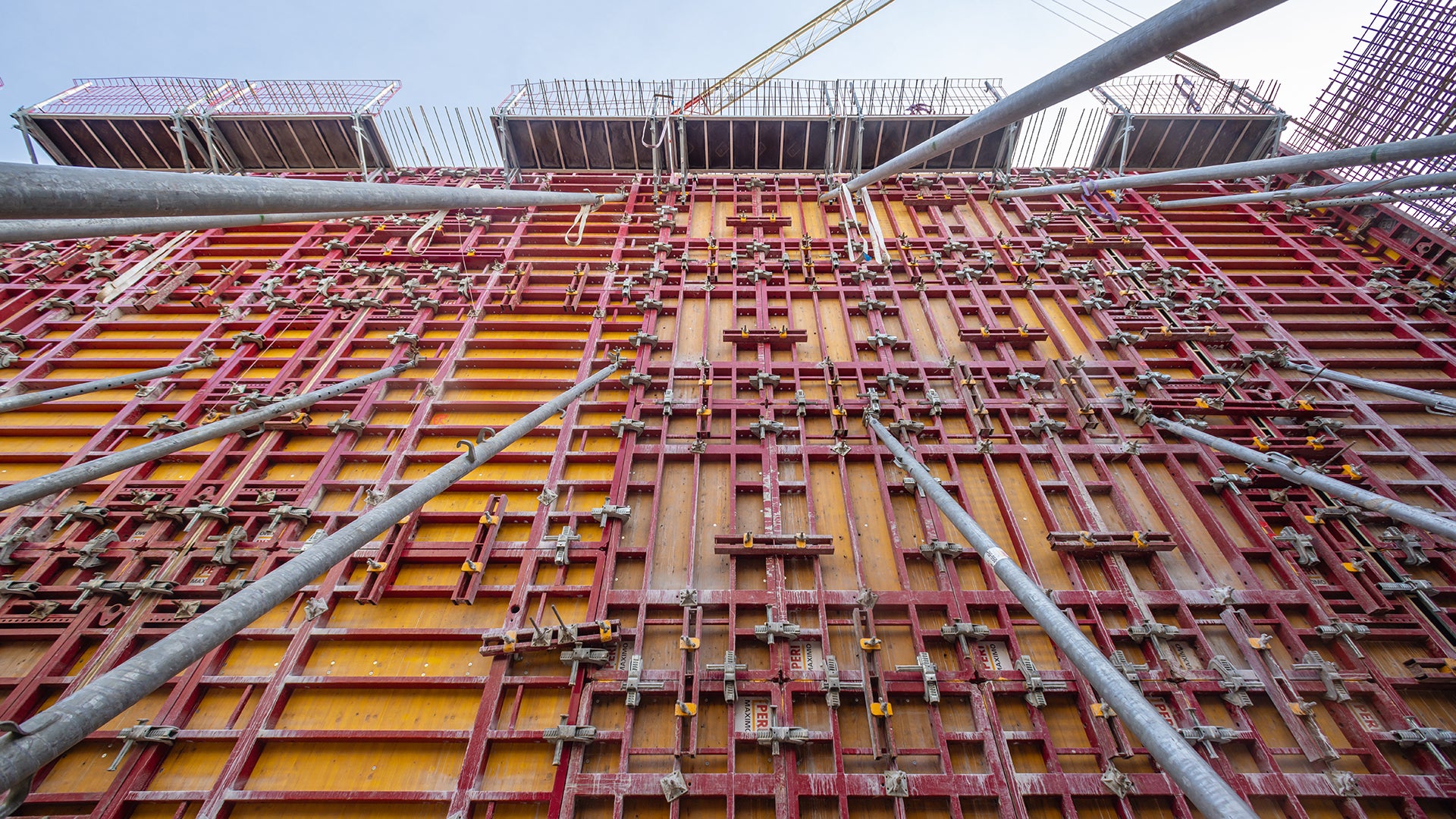 Die MAXIMO Struktur mit werkseitig montierter 3-Schicht-Trägerplatte ermöglicht die Herstellung von speziellen Betonoberflächen mit erhöhten Anforderungen.