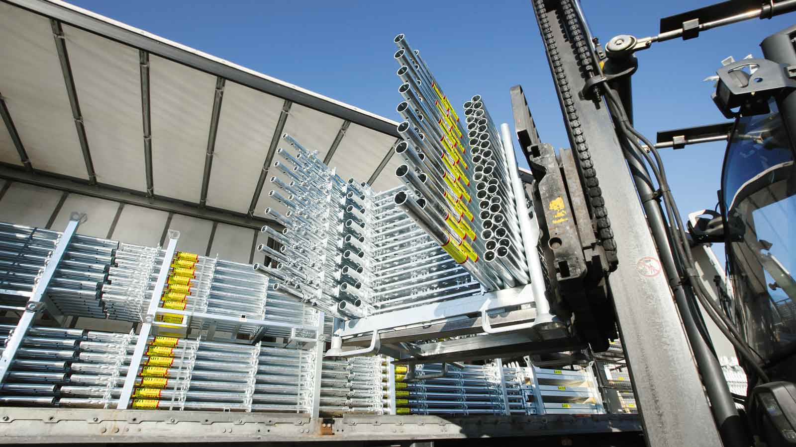 PERI consegna materiale per impalcature e casseforme in modo rapido e sicuro nei cantieri edili di tutta la Germania.