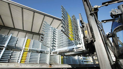 PERI consegna materiale per impalcature e casseforme in modo rapido e sicuro nei cantieri edili di tutta la Germania.