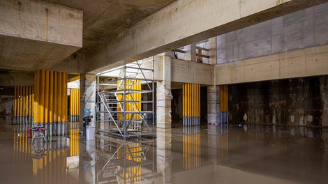 Om de reeds verlegde sporen van fase 1a weer in gebruik te kunnen nemen, zijn er PERI Multiprops als tijdelijke ondersteuning geplaatst.