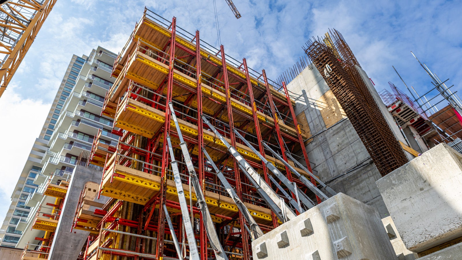 De kisten zijn iedere drie meter in hoogte voorzien van loopvlonders zodat de kist over de volledige hoogte veilig toegankelijk is.