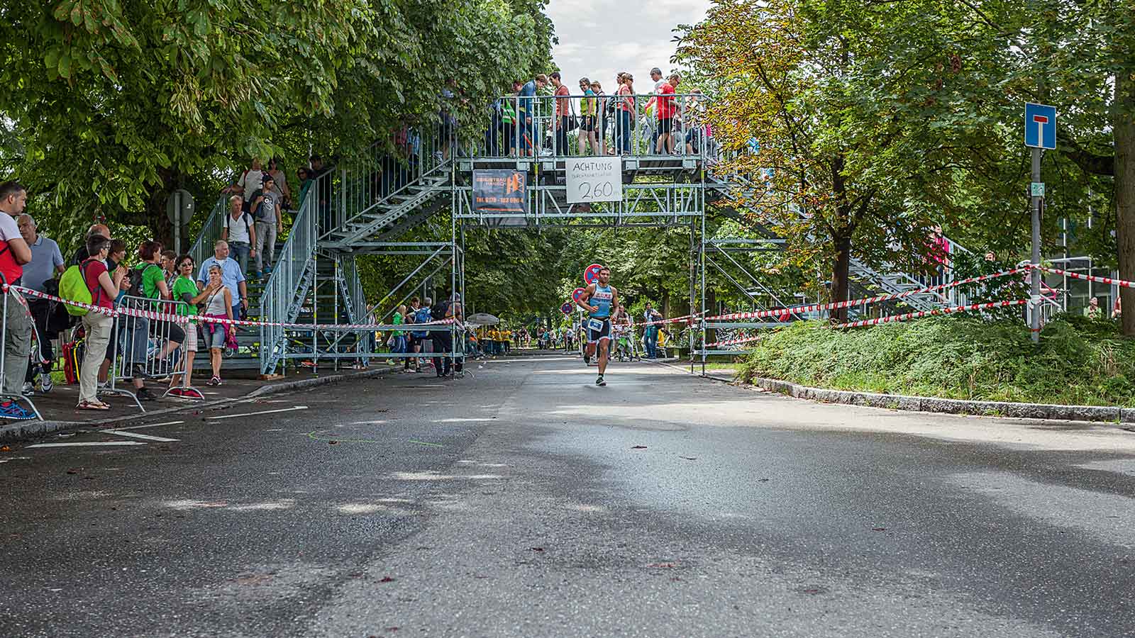 可根据预期通行量，有针对性设计人行天桥。