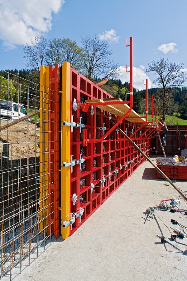 Mit dem Abschalelement für durchlaufende Bewehrung wird die Stirnseite des ersten Taktes schnell und ohne weitere Maßnahmen geschalt.
