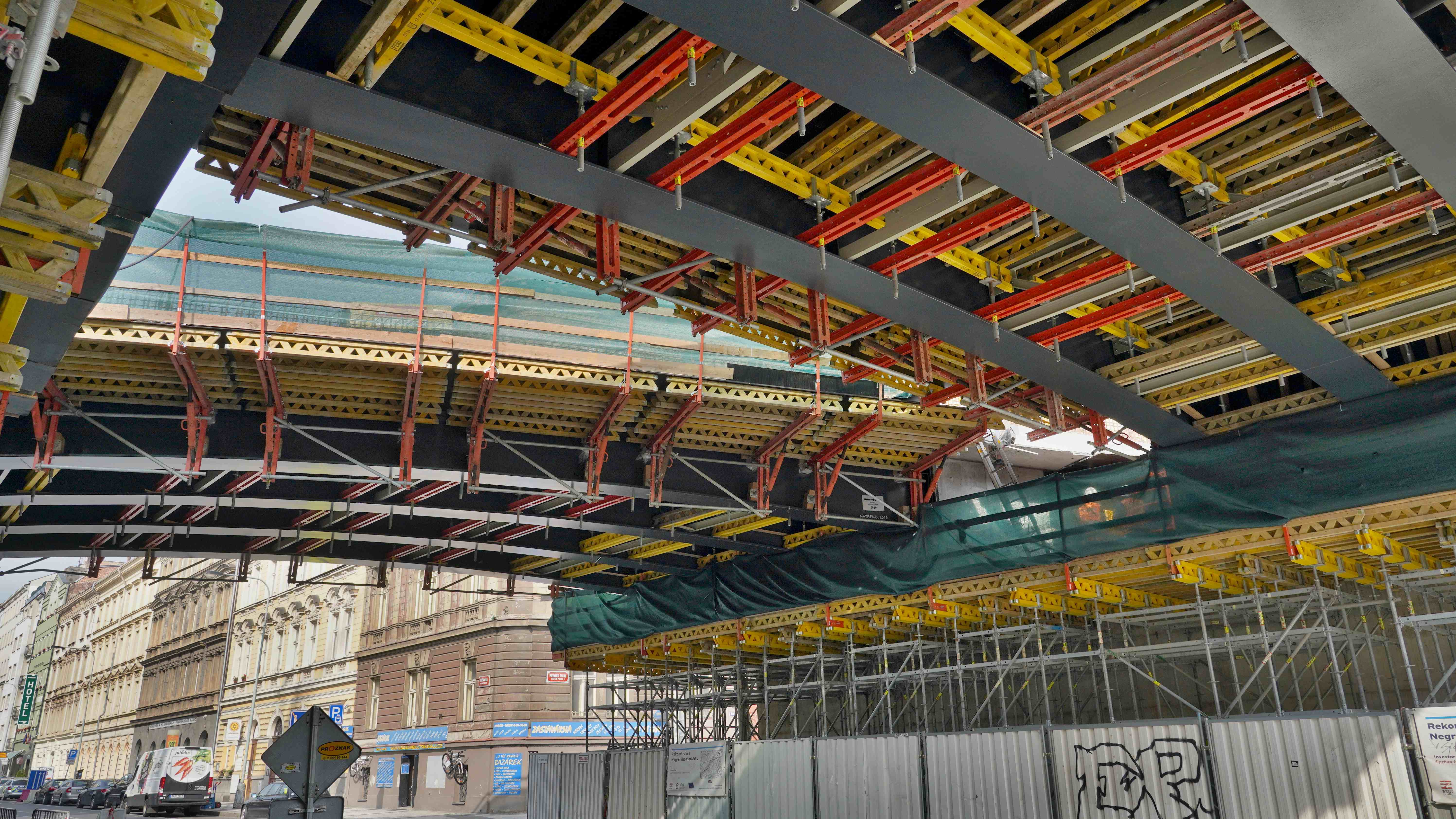 Rámový most ze systému lešení PERI UP Rosett a stavebnice pro inženýrské stavby VARIOKIT.