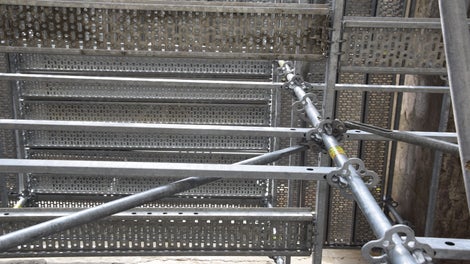 Принцип на присъединяване на всички елементи &quot;Gravity Lock&quot; от модулната система скеле PERI UP Flex 