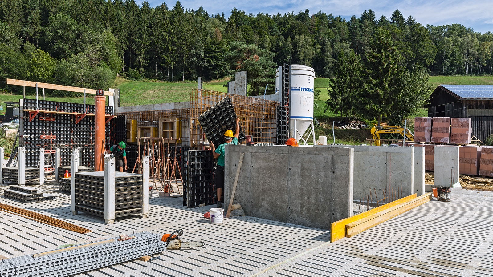 Mit einer minimalen Anzahl unterschiedlicher Systembauteile lassen sich mit der DUO Wände, Brüstungen, Fundamente und Säulen schalen. Mit nur wenigen Zusatzbauteilen könnte die DUO auch als Deckenschalung eingesetzt werden.