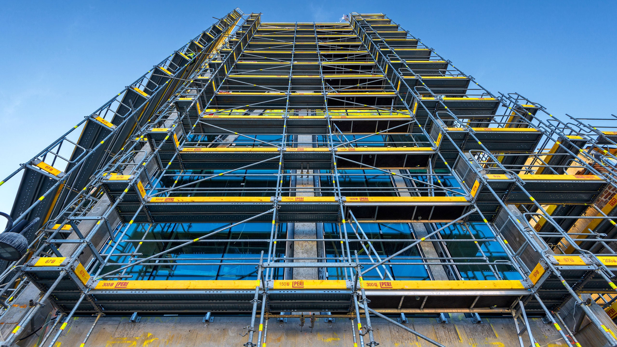 W rusztowaniu PERI UP Easy kształtowanie naroży przebiega szybko, bez konieczności stosowania dodatkowych ram, łączników, podestów uzupełniających tzw. przerzutów. Fot. Wojciech Dziedzic 