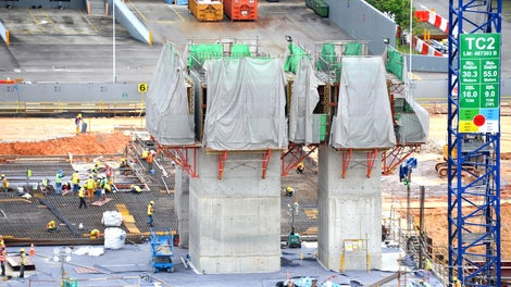 Combination of VARIO Wallform and CB Climbing Platform