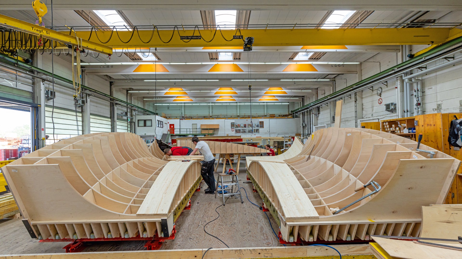 Um die komplexe Formgebung mit Brettstrukturbelegung zu realisieren, wurden die dreidimensional gekrümmten Sonderschalungselemente von PERI maßgenau vormontiert und einsatzfertig auf die Baustelle geliefert.