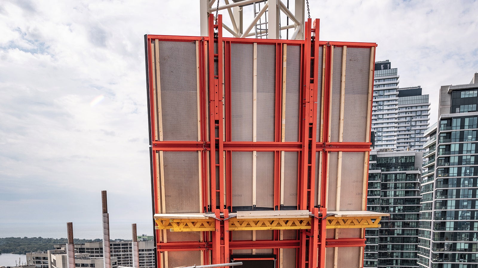 The screens come in two types: as single rail system, which is easy to transport and store with adjustable folding platforms, and as framework system, designed for heavier loads and more flexibility.