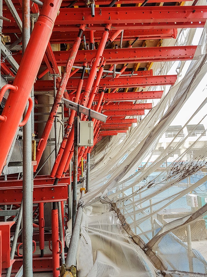 Cantilevers are extended to 2 m height above ground in order to avoid the canal excavation work.