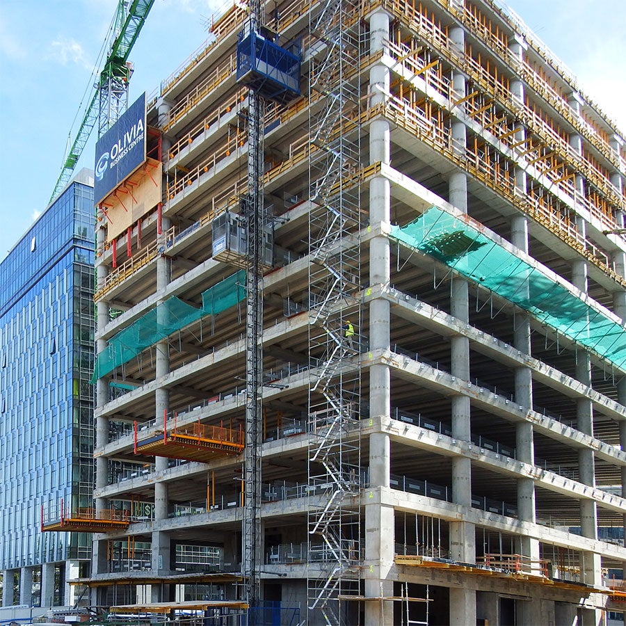 Wszechstronne bezpieczeństwo pracy na wysokośći zachowane jest dzięki osłonom wiatrowym RCS-P i schodniom komunikacyjnym PERI UP Flex.