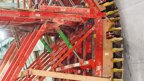 Shuttering and stripping is done hydraulically on the VARIOKIT tunnel formwork carriage. It is also based on rentable system components and can be rapidly assembled and adapted by means of standardized bolted connections.