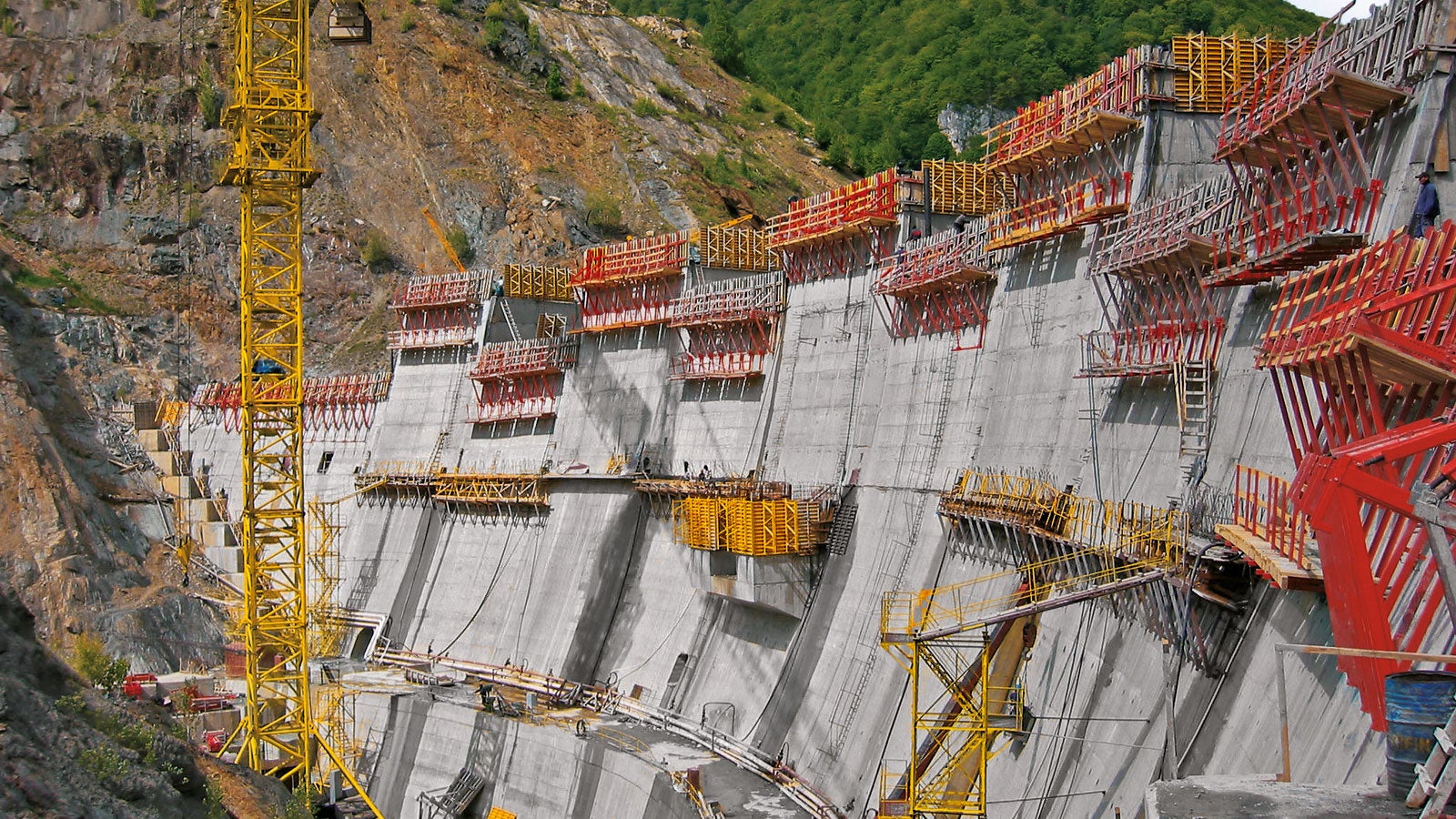 For this 280 m long, arch-shaped dam crest with variable inclinations, the climbing brackets carry the heavy loads.<br/>