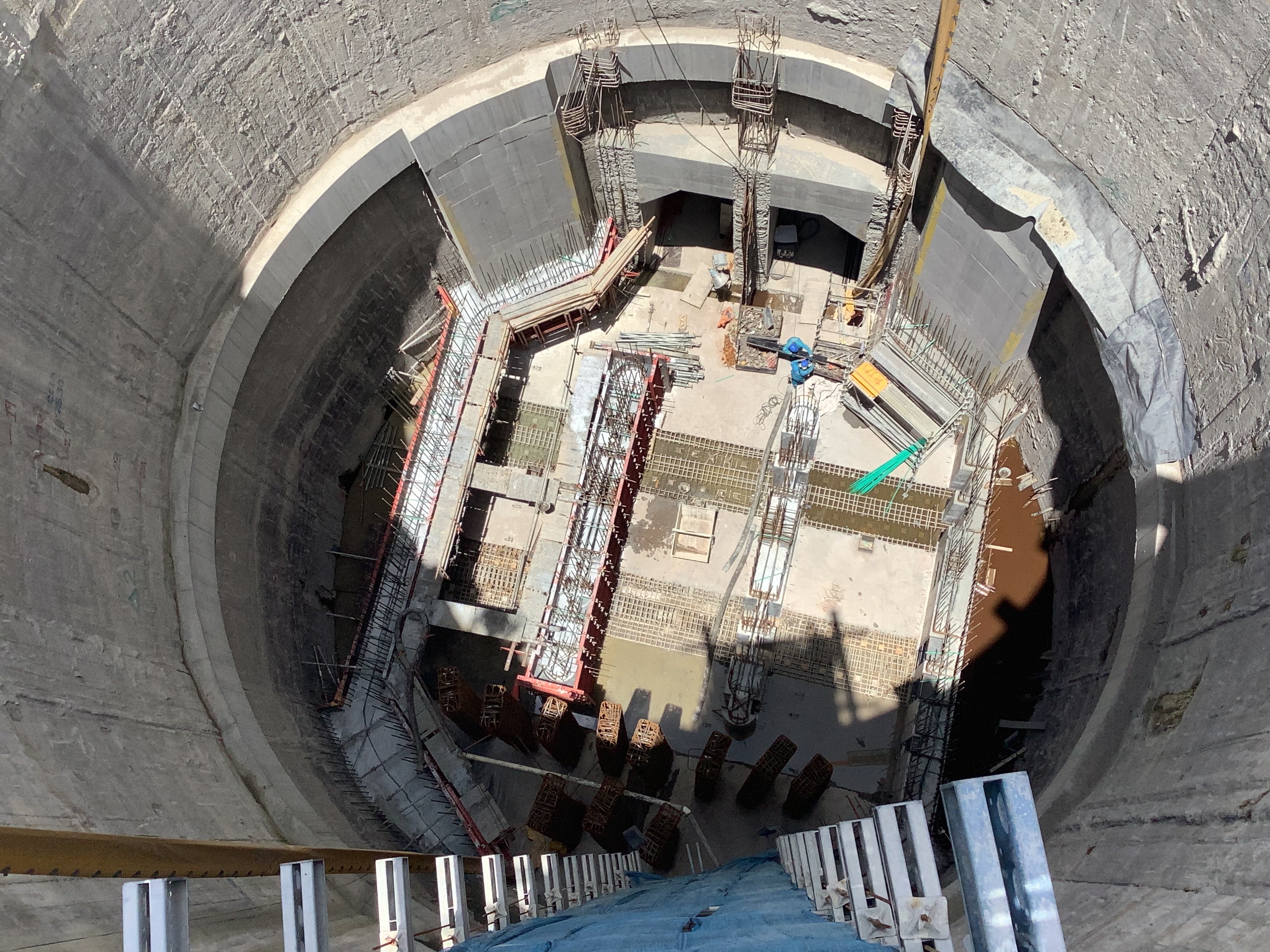 Sistema de encofrado LIWA para Muros Macizos y Pila Central de Pozo de Cribado. 