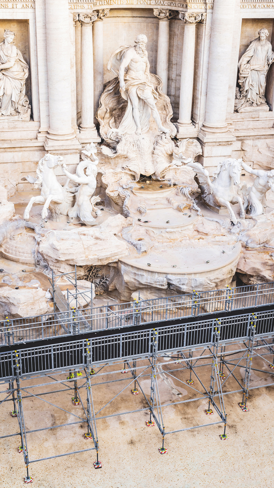 Particolare dell'impalcato della passerella pubblica realizzata con elementi del ponteggio PERI UP