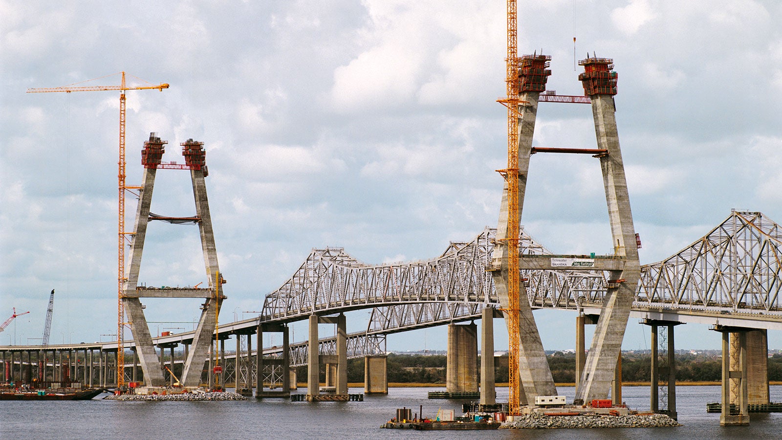 Two 175 m high piers at a distance of 472 m from each other, take the loads of this cable stay construction which connects both sides of the Cooper River.