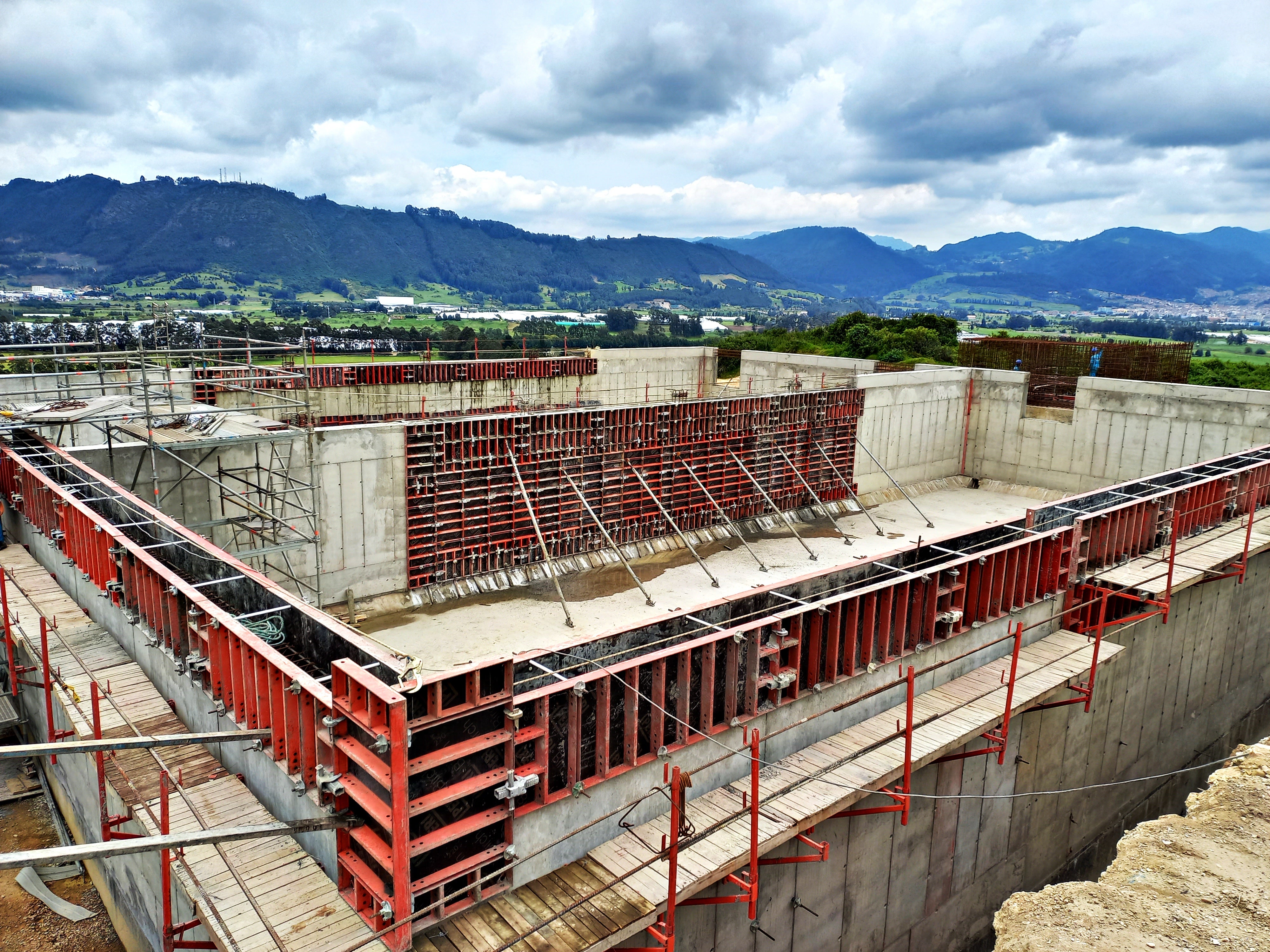 Encofrado de muros para tanques con el versátil sistema de encofrado LIWA