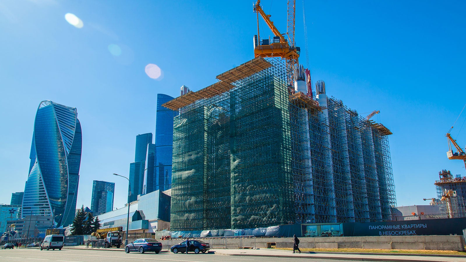 Для безопасного и эффективного строительства 28-метровых колонн использовались леса PERI UP Flex