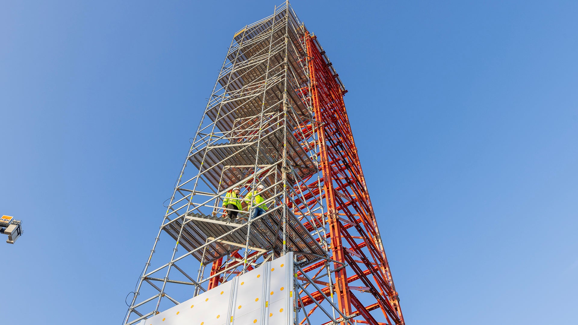 Der Schwerlastturm VST des modularen VARIOKIT Ingenieurbaukastens dient als stabiles Grundgerüst, ergänzt durch Systembauteile des PERI UP Gerüstbaukastens.