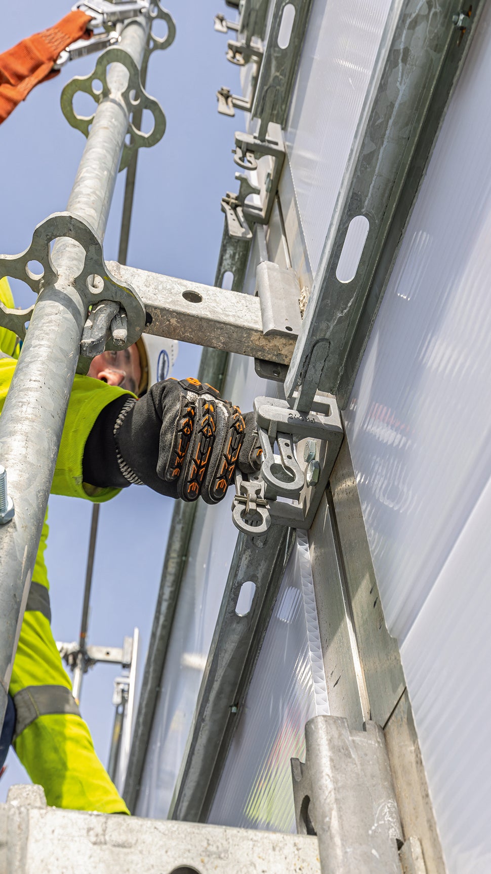 PERI UP Cladding bietet auch die Möglichkeit zur sicheren, nachträglichen Entnahme einzelner Paneele, ohne umliegende Bauteile ausbauen zu müssen.