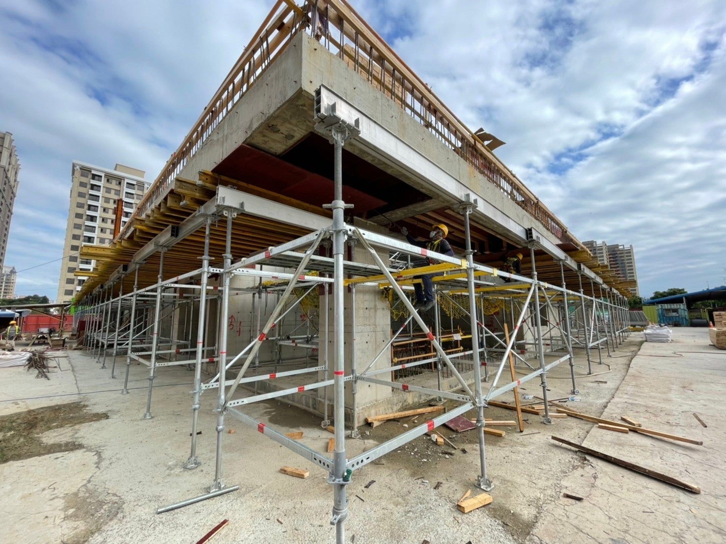 Taoyuan MRT Green Line is a metro line currently under construction in Taoyuan. Upon completion, it will connect with the Taoyuan Airport MRT at Hengshan and Kengkou. PERI provided materials for the construction of the G01 station.<br/><br/>