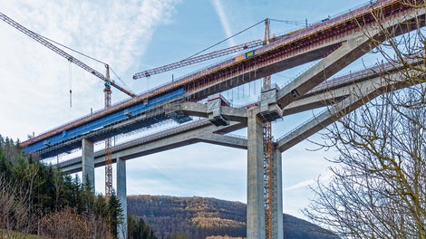 Die 485 m lange Filstalbrücke ist Teil der neuen Schnellbahnstrecke Wendlingen–Ulm. Mit einer Höhe von 85 m ist sie eine der höchsten Eisenbahnbrücken Deutschlands und verbindet den Boßlertunnel im Norden mit dem Steinbühltunnel im Süden. Da die Gleise auf zwei getrennten Brückenabschnitten verlaufen, ist das Bauwerk architektonisch und ingenieurtechnisch äußerst anspruchsvoll.