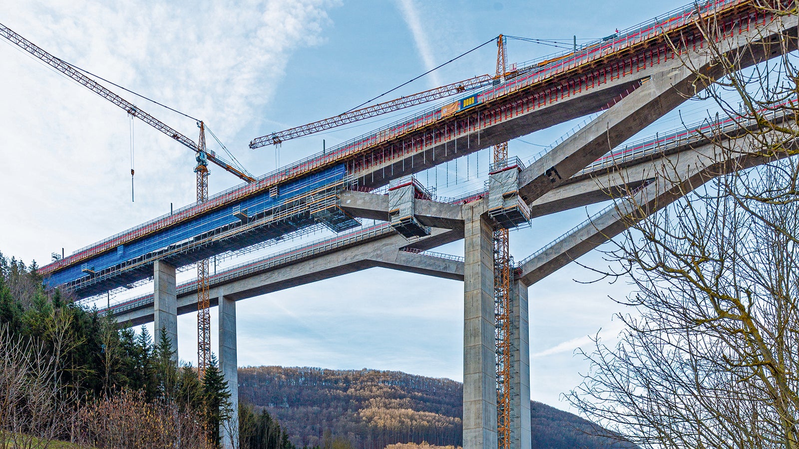 The 485-m-long Filstal Bridge is part of the new high-speed Wendlingen-Ulm railway line. At a height of 85 m, it is one of the highest railway bridges in Germany, connecting the Boßler Tunnel in the north with the Steinbühl Tunnel in the south. As the tracks run on two separate bridge sections, the structure is extremely demanding in terms of architecture and engineering.