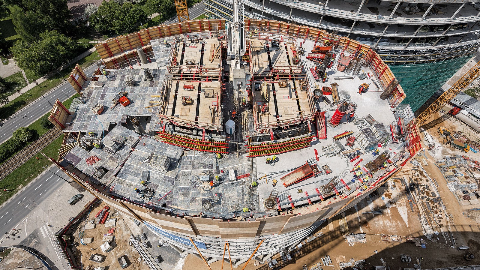 Hlavnou časťou rozsiahleho riešenia debnenia a lešenia pre Warsaw Spire bolo samošplhavé debnenie PERI pre jadro, ktoré zabezpečilo týždenný cyklus pre každé podlažie. Zároveň úplné opláštenie šplhavými ochrannými stenami RCS zaisťovalo bezpečné pracovné podmienky v každej výške a za každého počasia.