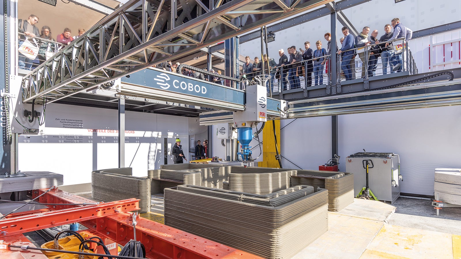 Jeden Tag ein Tiny House: Auf dem Stand der PERI 3D-Druckexperten wurde der Druckprozess live vorgeführt und die technischen und gestalterischen Möglichkeiten aufgezeigt. 