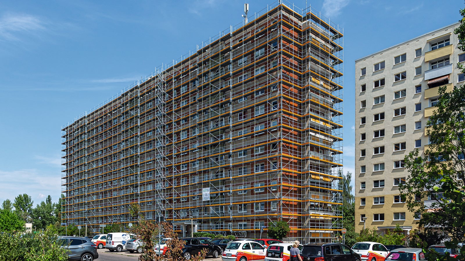 Высокая несущая способность настилов позволяет проводить отделочные работы с возможностью складирования материала на подмостях.