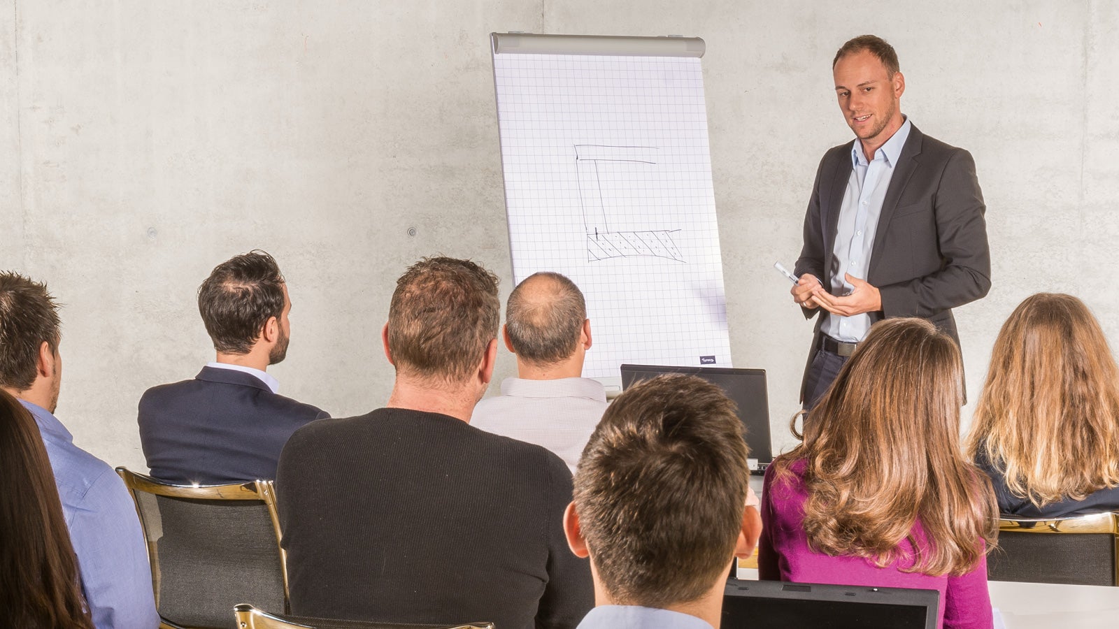 PERI offers training opportunities that are specially designed for dealing with the tasks of those specialists involved in planning operations and site management. This includes, for example, PERI CAD training for professional formwork planning as well as seminars that provide information on legal requirements and standards.