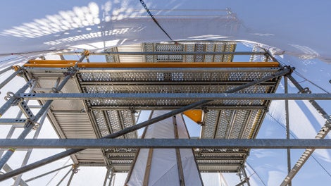 Die stufenweise Verschlankung bis zur 42 m hohen Kirchturmspitze im metrischen 25-cm-Raster ließ sich mit PERI UP ohne zusätzliche Gitterträger ausführen.