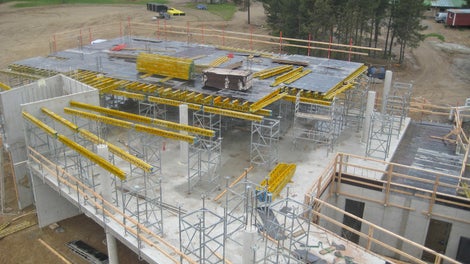 ST 100 -tukitorneilla on helppo toteuttaa niin matalia kuin korkeitakin tuentoja.