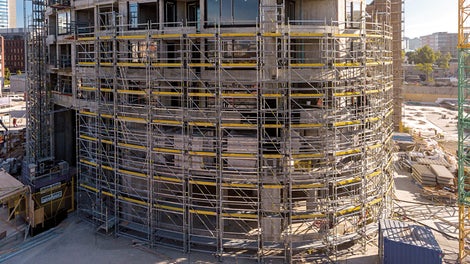 The lower, 25-metre-high section of the scaffolding solution was erected using PERI UP Flex falsework, which impressed the customer with its high load-bearing capacity and flexibility.<br/>