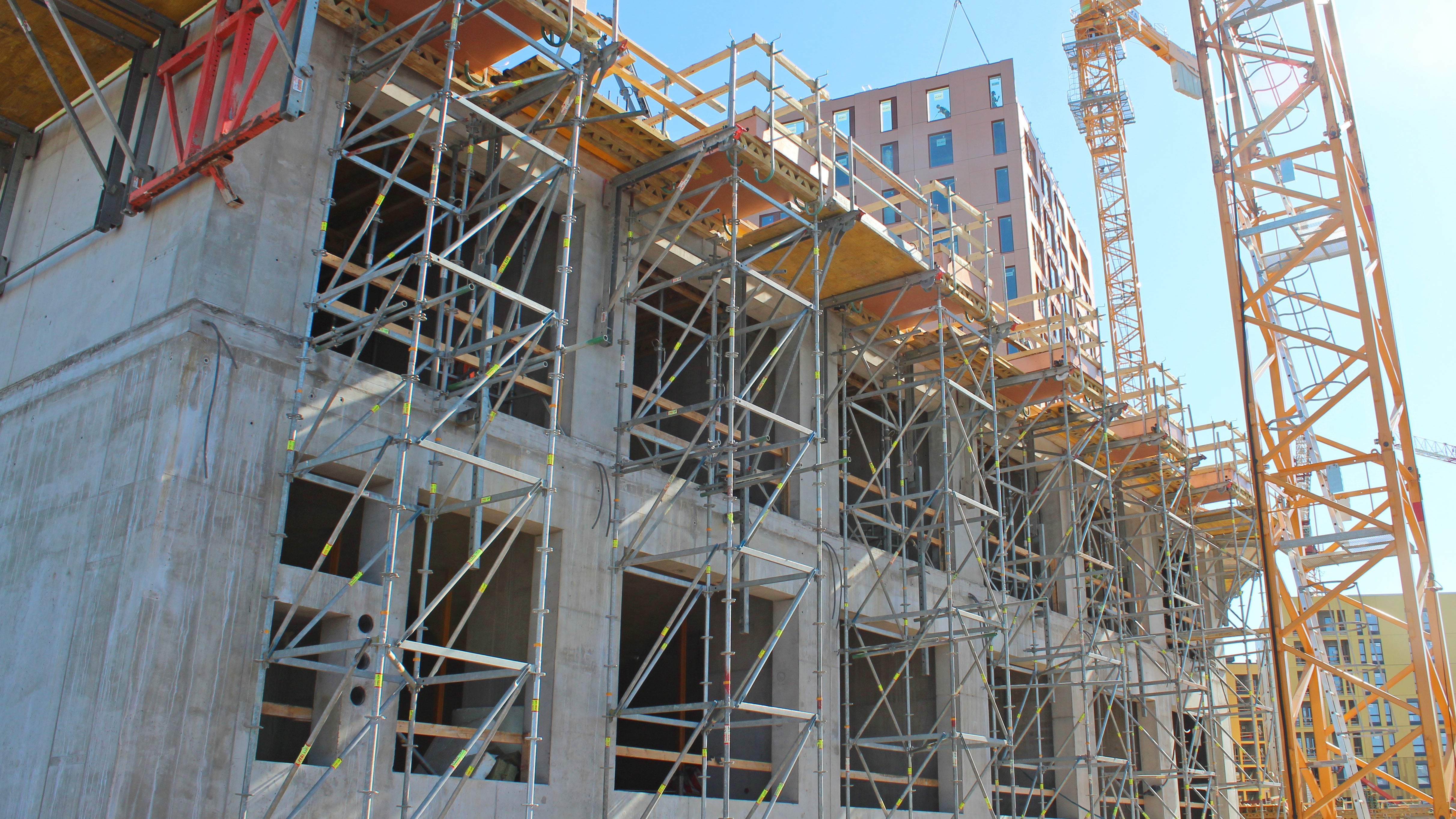 12 m korkeat PERI UP -tuennat Atlaksen työmaalla.