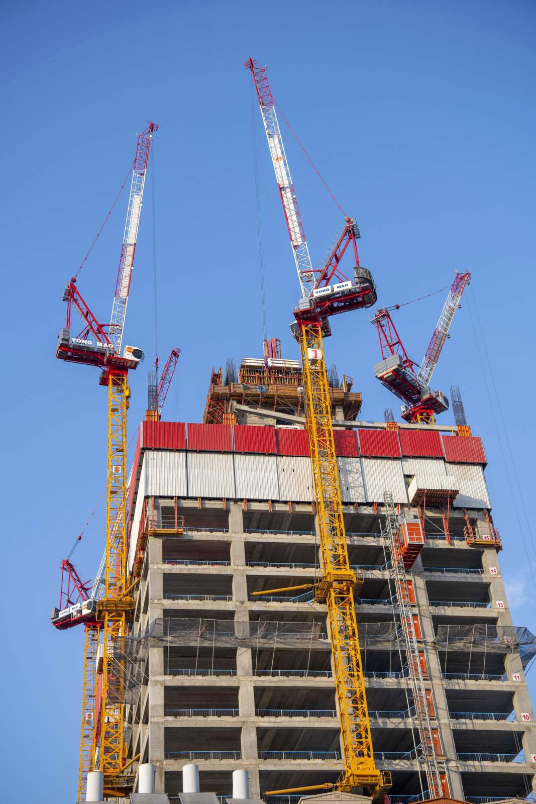 מערכת הגנה היקפית מסוג RCS-P עבור החזיתות הפתוחות + פלטפורמה להוצאת ציוד, מאפשרות עבודה קלה בטוחה ומהירה יותר.